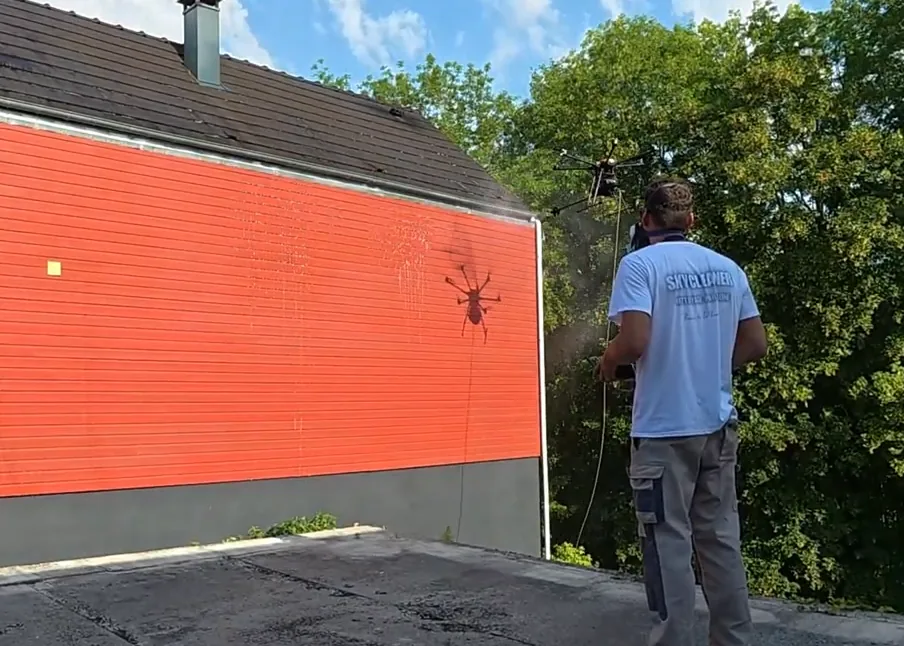 Façade de bâtiment propre après nettoyage sans échafaudage