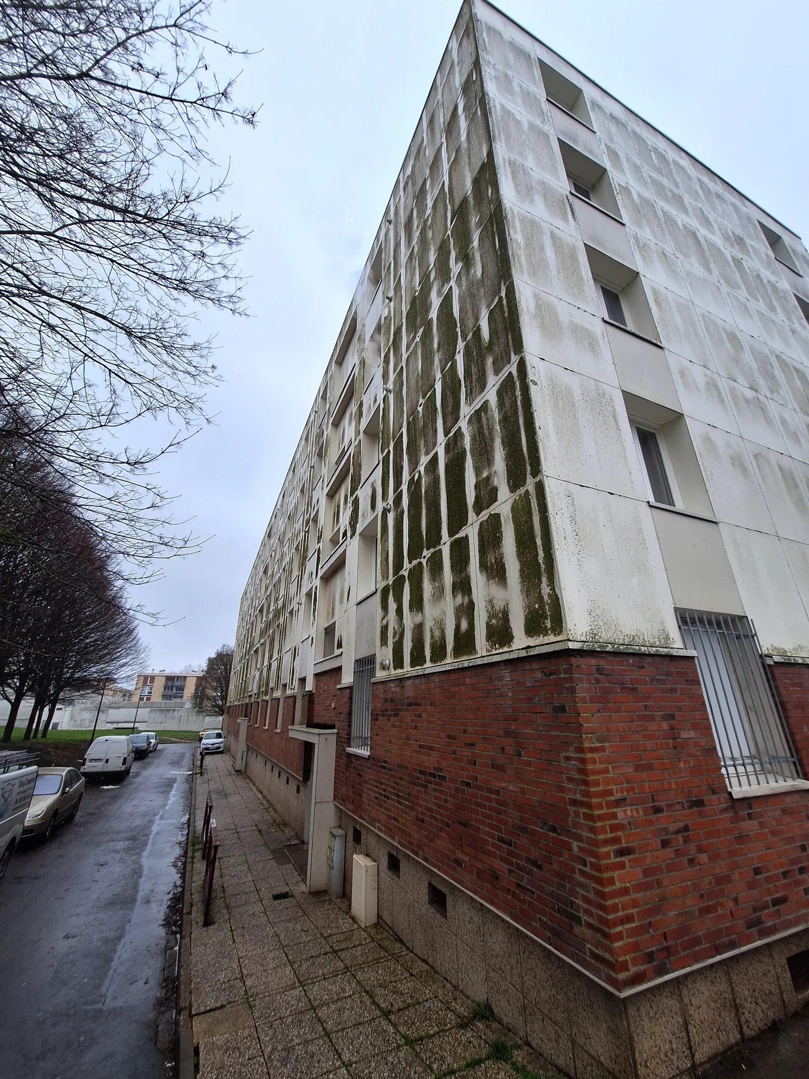 Façade d'immeuble de plusieurs étages nécessitant un nettoyage en hauteur
