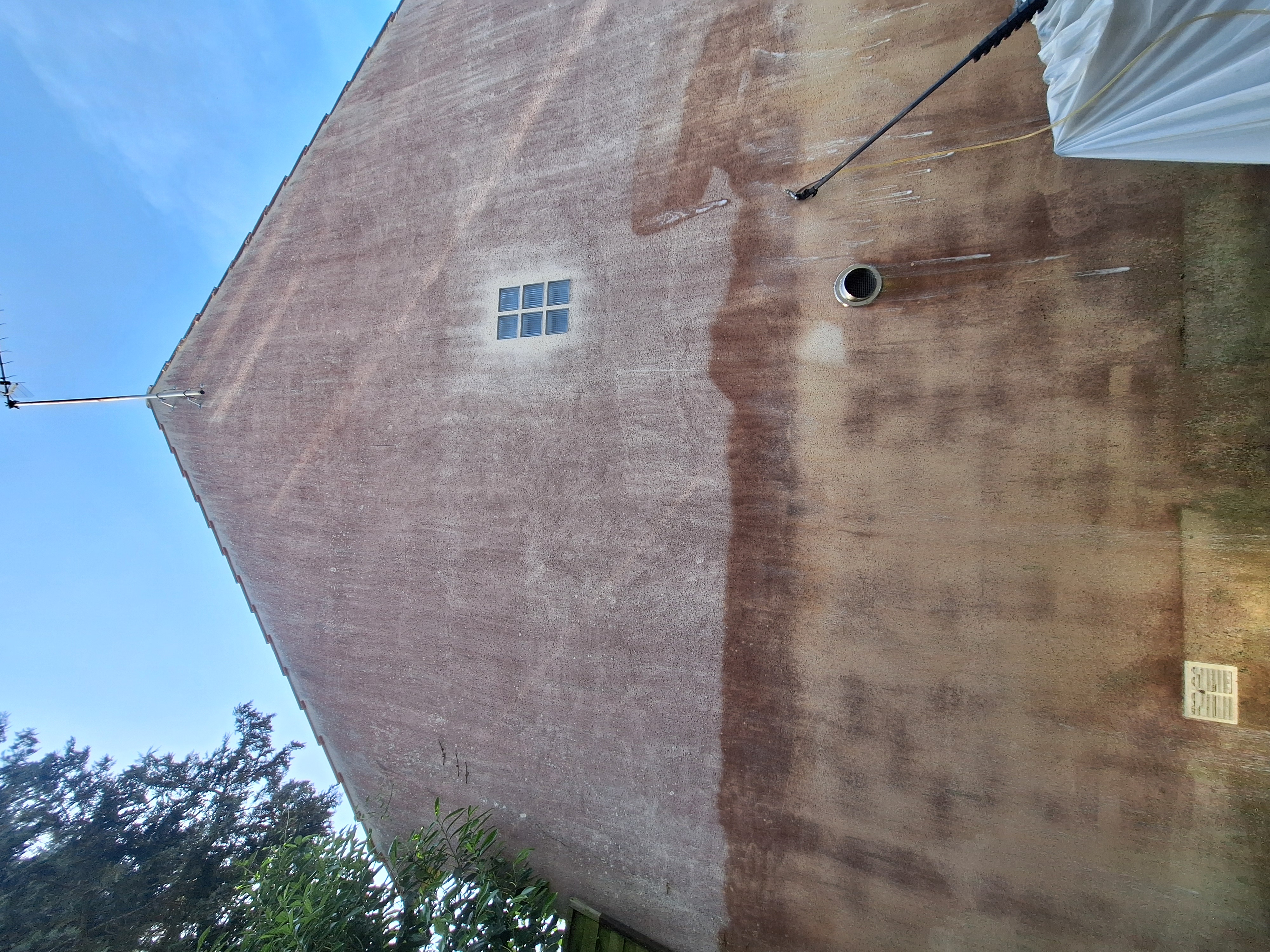 Maison avec façade propre bien entretenue