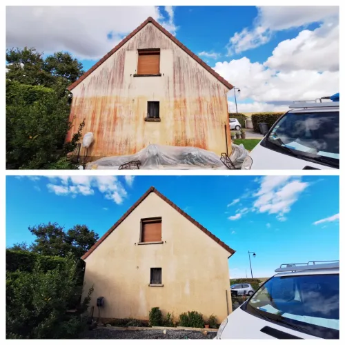Pignon de maison couvert de coulures orangées avant nettoyage, enduit beige uniforme après