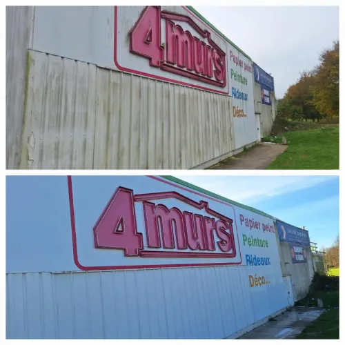 Bardage métallique d'un magasin avant et après nettoyage, salissures vertes éliminées