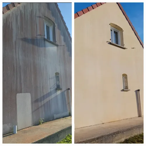 Pignon de maison strié de coulures noires avant nettoyage de façade, enduit propre après