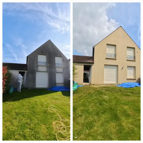 Technicien en combinaison nettoyant la façade grisaillée d'une maison, résultat beige uniforme