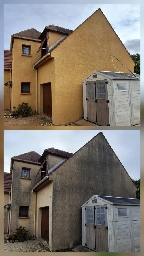 Maison à l'enduit ocre grisaillé avant nettoyage de façade, couleur ravivée après