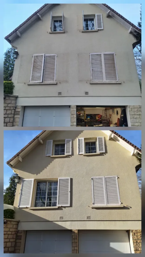 Façade de maison grisaillée avant nettoyage, enduit jaune ravivé après