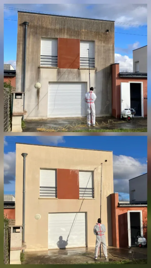 Technicien nettoyant à la perche télescopique la façade d'une maison contemporaine, avant et après
