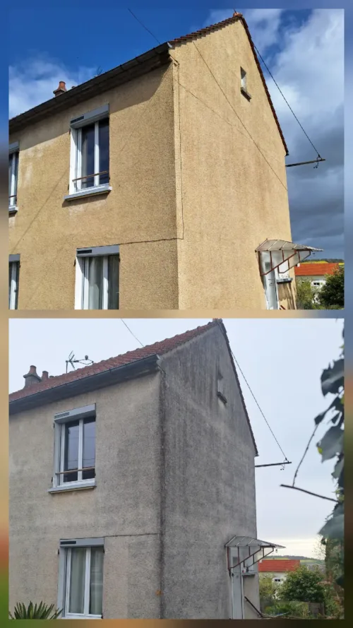 Maison de ville au crépi grisaillé avant nettoyage, façade ocre ravivée après