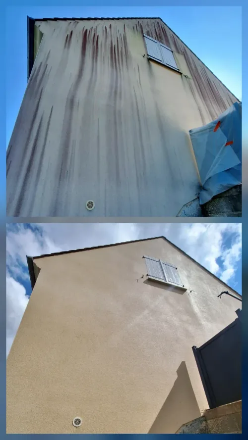 Pignon marqué de longues coulures rouges sous la toiture, façade beige uniforme après nettoyage