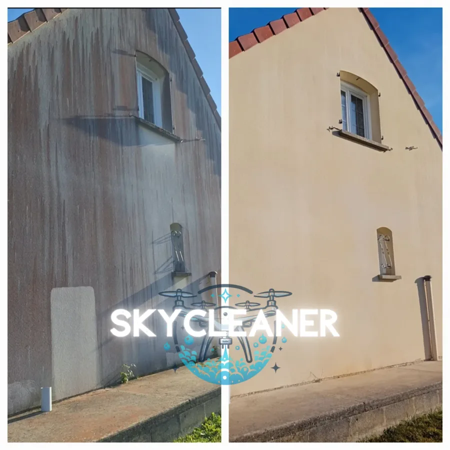 Pignon de maison avant et après nettoyage de façade : coulures noires à gauche, enduit propre à droite